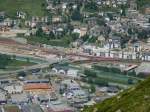 Doppelausfahrt aus dem Bahnhof Samedan: Ein RE von Chur nach st.