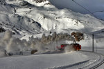 Geschoben von der  Murmelilok  Gem 4/4 802 erklimmt die Dampfschneeschleuder Xrod 9213 die Steigung auf den Berninapass hinauf.Bild vom 25.1.2015