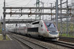 TGV Lyria 4404 durchfährt den Bahnhof Muttenz.