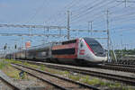 TGV Lyria 4724 durchfährt am 06.06.2024 den Bahnhof Muttenz.