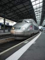 Dieser TGV Lyria steht am 28.10.08 abfahrtsbereit nach Paris Lyon im Bahnhof Lausanne. Die Fahrtdauer betrgt ziemlich genau 4 Stunden und die Fahrt verluft ber Vallorbe, Frasne und Dijon Ville.
