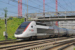 TGV Lyria 4405 durchfährt den Bahnhof Muttenz. Die Aufnahme stammt vom 10.06.2016.