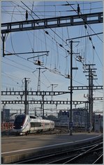 Im Raum Genève wurde mit der Umstellung des SNCF Gleichstrombetriebs auf Wechselstrom der Betrieb vereinfacht, doch bleibt in Genève weiterhin eine Systemtrennstelle zwischen SBB 15000 Volt 16 2/3 Hertz und dem nun neuen SNCF Wechselstrom 25000 Volt 50 Hertz, wie an der aufwändige Fahrleitung zu sehen ist. Im Hintergrund wird ein TGV Lyria nach Paris bereit gestellt. 
20. Juni 2016