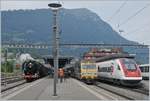 Ein kleine, zufällige Fahrzeugparade in Arth Goldau: Links im Bild rangiert die SNCF 141 R 1244 vom Verein Mikado 1244 mit ihren Zug für die Fahrt nach Luzern, in der Mitte wartet eine SOB