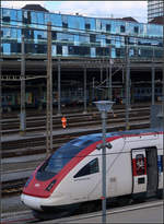 Neigezug vor geneigten Glasscheiben -

ICN im Bahnhof Basel SBB.

08.03.2019 (M)