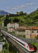 Der aus zwei RABDe 500 bestehende IC 679 von Basel SBB nach Lugano hat am 05.05.2019 den Tunnel unter dem Castello di Montebello in Bellinzona durchfahren und wird in etwa einer halben Stunde den
