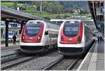 IC21 675 nach Lugano und IC21 680 nach Basel SBB treffen sich in Arth-Goldau. Im Hintergrund über den SBB Geleisen befindet sich der Bahnhof der Arth Rigi Bahn. (10.10.2019)