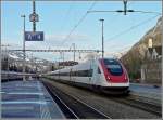 Ein Bahnbild mit Hund: ICN Doppeleinheit fhrt am Morgen des 22.12.09 in den Bahnhof von Sargans ein. (Jeanny) 