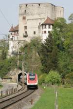 Ein ICN auf dem Weg von Basel nach Genf vor der Burg Angenstein bei Laufen; 25.04.2010