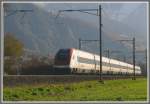 Im Gegenlicht mutiert die weisse Farbe des ICN573 bei Landquart vollends zu  bremsstaubbraun . (17.11.2010)