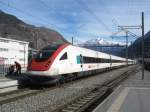 Doppeltraktion ICN (500 020 und 500 030) mit Entlastungszug IC 10827 in Visp, 12.02.2011.