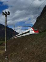 - Feldmausperspektive -   RABDe 500 000  Le Corbusier  unterwegs als ICN 675 (Basel SBB > Lugano) kurz nach dem Passieren des Bahnhofs von Biasca.