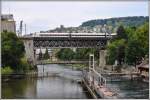 Viadukt der Wipkingerlinie über die Limmat mit Dammsteg und Letten Flussbad im Vodergrund.