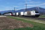 SBB/BLS: Zufällige Begegnung vom 7. April 2015 bei Deitingen. Güterzug von rail Care mit Re 465 016-4 und einem ICN.
Foto: Walter Ruetsch 
