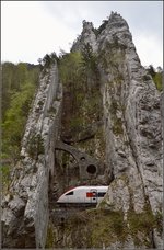 ICN-Nase zwischen den Tunneln Moutier III und IX. Beide Tunnel sind mit 6,6 m und 8 m durchaus rekordverdchtig kurz. Moutier III ist damit zumindest in der Schweiz Rekordhalter. Ebenso kurios ist der  Elefant  hinter dem Zug, der sich gegen die Felswand mit seinem Rssel stemmt. Clus, April 2016. 