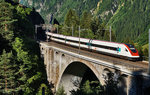 Der RABDe 500 041-9  William Barbey  überquert als ICN 688 (Lugano - Basel SBB), die mittlere Meienreussbrücke bei Wassen.