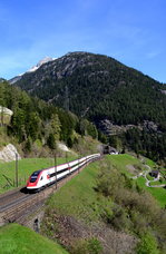 IC 865 Zürich HB - Lugano am 06.05.2016 oberhalb von Wassen.