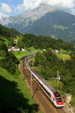 Der ICN 877 von Zürich Hbf. nach Lugano, bestehend aus zwei RABDe 500, durchfährt am 11.09.2016 Intschi an der Gotthard-Nordrampe