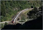 Langsam aber sicher geht am Gotthard das Licht aus.
ICN 680 von Lugano nach Basel kurz nach Faido auf der Polmengo Brücke.
6. Sept. 2016