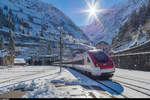 Bereits am 12. November gibt es im 2016 erste Schneebilder vom Gotthard! ICN RABDe 500 002  Annemarie Schwarzenbach  hat soeben den Gotthard Scheiteltunnel verlassen und durchfährt jetzt den Bahnhof Göschenen.