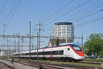 RABe 501 003-4 durchfährt den Bahnhof Pratteln.