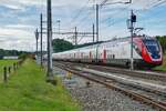 Der SBB RABDe 502 011  Romanshorn  mit dem RABe 502 213 am 31.8.23 kurz vor der Durchfahrt im Bahnhof Schmitten.