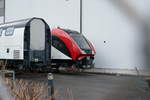 Ein Twindexx Zwischenwagen und ein Endwagen am 1.4.18 vor dem Bombardier Werk in Villeneuve.