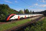 Eine SBB RABe 502 in seiner vollen Länge durchquert zwischen Winterthur und Kemptthal auf dem dreispurigen Streckenabschnitt kurz vor der Tössmühle, die Töss.