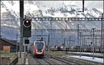 IR13 3274 mit einem RABDe 502 Twindexx verlässt Buchs SG Richtung Bodensee. Im Hintergrund der Alpstein. (10.12.2018)