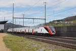 RABDe 502 012-3 Twindexx, durchfährt den Bahnhof Gelterkinden.