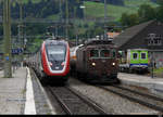 SBB / BLS - Twindexx 502 007 bei Testfahrten zwischen Frutigen und Visp bei der ausfahrt aus dem Bahnhof Frutigen neben der einfahrenden Re 4/4 182 mit Güterzug im Bahnhof Frutigen am 05.10.2020