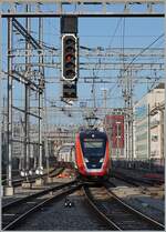 Dichter Verkehr mit wechselnder Spannung im westlichen Bahnhofskopf von Genève.