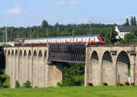 RegioExpress von Schaffhausen nach Zürich befährt das Rheinviadukt bei Eglisau.