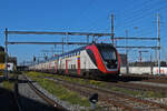 RABe 502 221-0 Twindexx durchfährt am 28.10.2024 den Bahnhof Muttenz.