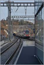 Der sechsteilige SBB RABe 511 027 und der vierteilige 511 116 verlassen Lancy-Pont-Rouge auf ihrer Fahrt nach Vevey in Richtung Genève.

21. Jan. 2020