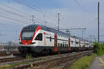 RABe 511 102 KISS durchfährt am 21.05.2023 den Bahnhof Muttenz.