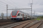 RABe 511 052 durchfährt den Bahnhof Muttenz. Die Aufnahme stammt vom 17.04.2016.