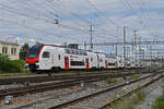 RABe 512 025-3 KISS durchfährt am 17.07.2024 den Bahnhof Pratteln.