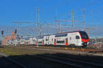 RABe 512 033-7 KISS durchfährt am 16.12.2024 den Bahnhof Muttenz.