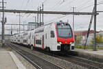 RABe 512 004-8 KISS durchfährt am 13.11.2024 den Bahnhof Pratteln.