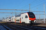 RABe 512 027-9 KISS durchfährt am 28.12.2024 den Bahnhof Muttenz.