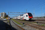 RABe 512 008-9 KISS durchfährt am 28.10.2024 den Bahnhof Muttenz.