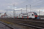 RABe 512 025-3 KISS durchfährt am 06.01.2024 den Bahnhof Muttenz.