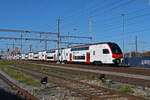 RABe 512 031-1 KISS durchfährt am 28.10.2024 den Bahnhof Muttenz.