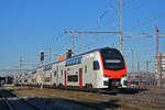 RABe 512 004-8 KISS durchfährt am 13.01.2025 den Bahnhof Muttenz.