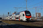 RABe 512 012-1 KISS durchfährt am 13.01.2025 den Bahnhof Muttenz.