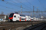 RABe 512 015-4 KISS durchfährt am 20.02.2025 den Bahnhof Pratteln.