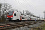 RABe 512 001-4 KISS fährt am 11.12.2024 Richtung Bahnhof Kaiseraugst.