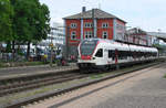521 206 ist als Regionalbahn zwischen Konstanz und Engeln unterwegs. Am 14.05.2015 verlässt der  Seehas  den Bahnhof Singen am Hohentwiel.