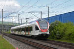 RABe 521 015, auf der S3, fährt zum Bahnhof Itingen.